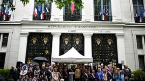 Le maire de Courbevoie, Jacques Kossowski (c), lors d'un rassemblement devant l'hôtel de ville en soutien à l'adolescente de 12 ans victime d'un viol à caractère antisémite, le 21 juin 2024 (illustration)