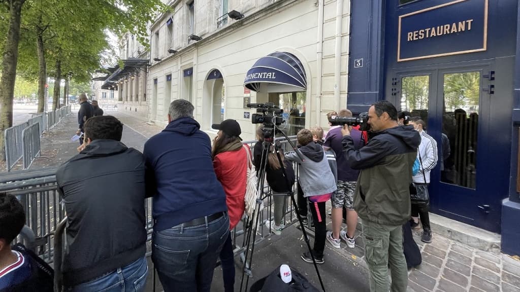 Des supporters devant l'hôtel du PSG à Reims.