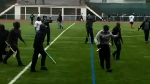 Le 2 juin à Ivry-sur-Seine, des individus cagoulés et armés de battes de base-ball ont fait irruption en plein match.