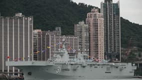 Long de plus de 200 mètres, le Hainan peut transporter 30 hélicoptères, avec un pont d'envol capable d'en faire opérer six simultanément. 