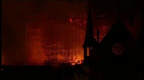 Le feu continue de ravager Notre-Dame de Paris à la nuit tombée