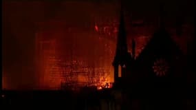 Le feu continue de ravager Notre-Dame de Paris à la nuit tombée