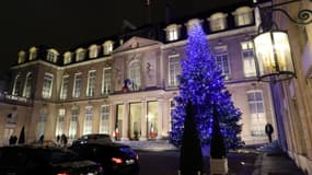 Le sapin de Noël illuminé dans la cour de l'Elysée, le 11 décembre 2017 à Paris. 