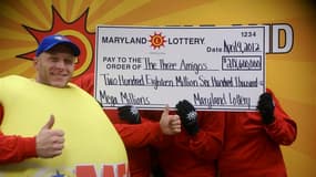 Un employé de la loterie du Maryland (à gauche) avec trois employés de l'enseignement public du même Etat ayant remporté ensemble une partie de la super-cagnotte de 656 millions de dollars tirée le 30 mars et qui ont demandé à conserver l'anonymat. Ces tr