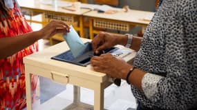 Une citoyenne vote au second tour des législatives à Pointe-à-Pitre, le 6 juillet 2024