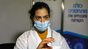 Une infirmière israélienne prépare une injection de vaccin contre le Covid-19 dans une clinique de Jérusalem le 14 janvier 2021