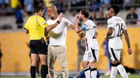 Pep Guardiola proteste contre l’arbitre vénézuélien Jesus Valenzuela lors du match Manchester City-Al Hilal (3-4, Coupe du monde des clubs), le 30 juin 2025