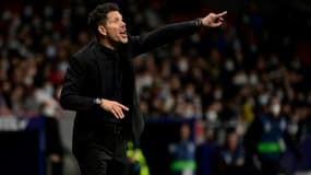 L'entraîneur argentin de l'Atlético Madrid, Diego Simeone, lors de la défaite à domicile, 1-0 face à la lanterne rouge Levante, en match en retard de la 21e journée de LaLiga, le 16 février 2022 au Wanda Metropolitano Stadium