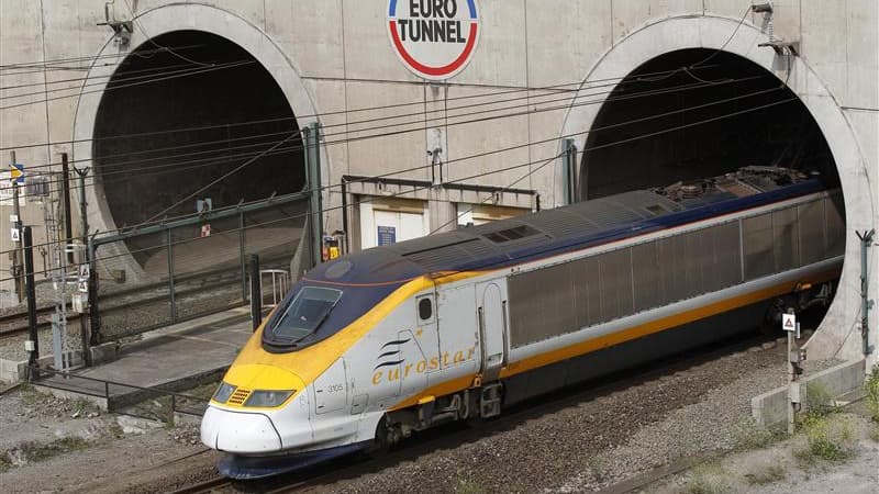 Après un début d'incendie sur une navette de fret, le trafic dans le tunnel sous la Manche a été suspendu jeudi pendant deux heures. /Photo d'archives/REUTERS/Pascal Rossignol