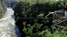 Du saut à l'élastique au dessus des Chutes Victoria. (PHOTO D'ILLUSTRATION)