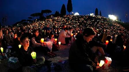 Des milliers de pèlerins ont participé samedi à une veillée de prière au Circus Maximus, avant la béatification de Jean Paul II lors d'une cérémonie prévue dimanche. /Photo prise le 30 avril 2011/REUTERS/Alessia Pierdomenico