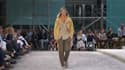 Pour son défilé masculin de l'été 2019, Hermès a fait porter à ses mannequins hommes des carrés de soie unis. 
