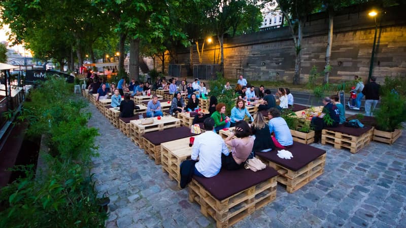 En bord de Seine, une péniche organise des soirées sans foot.