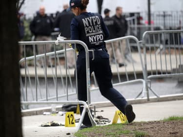 Une policière à New York à l'endroit où un homme a voulu s'immoler avant le procès de Donald Trump. 