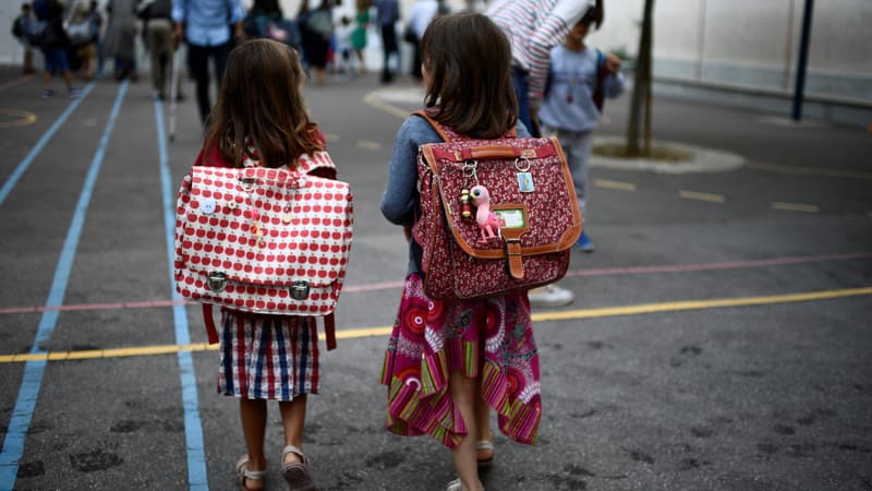 Pourquoi ces parents mettent-ils un short sous la jupe de leur petite fille?