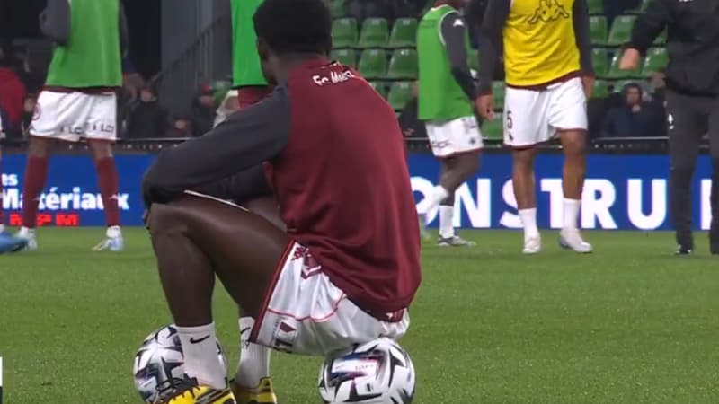 Assis sur le ballon sans bouger lors de l'échauffement: la drôle de réaction de Kouao, vexé par sa non titularisation lors de Metz-Rennes