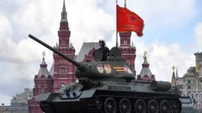 Un char soviétique T-34 défile sur la place Rouge à Moscou pour le 9-Mai