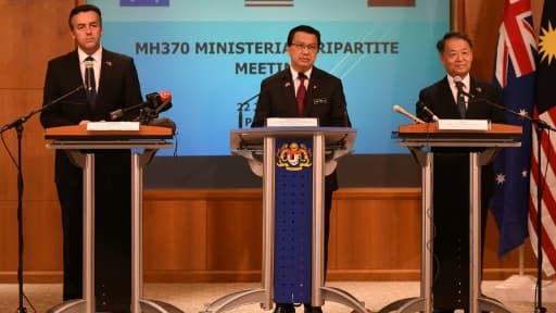 Le ministre malaisien des Transports Liow Tiong Lai (c), ses homologues chinois Yang Chuantang (d) et australien Darren Chester (g), lors d'une conférence de presse sur les recherches du vol MH370, le 22 juillet 2016 à Putrajaya, près de...