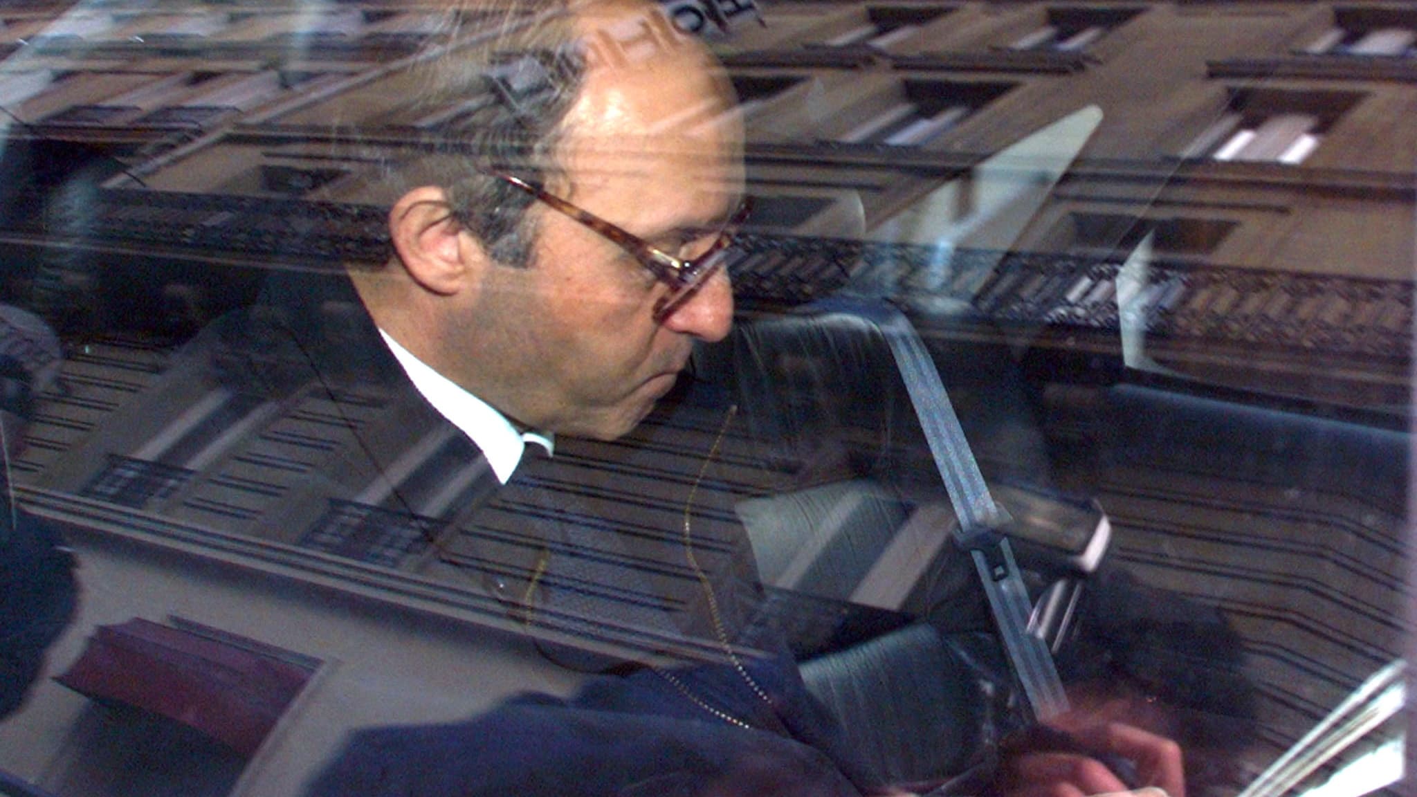 Le "prix de l'honneur et du sang". Laurent Fabius, alors président de l'Assemblée nationale, quittant la Cour de Justice de la République lors du procès du sang contaminé, le 11 février à Paris.