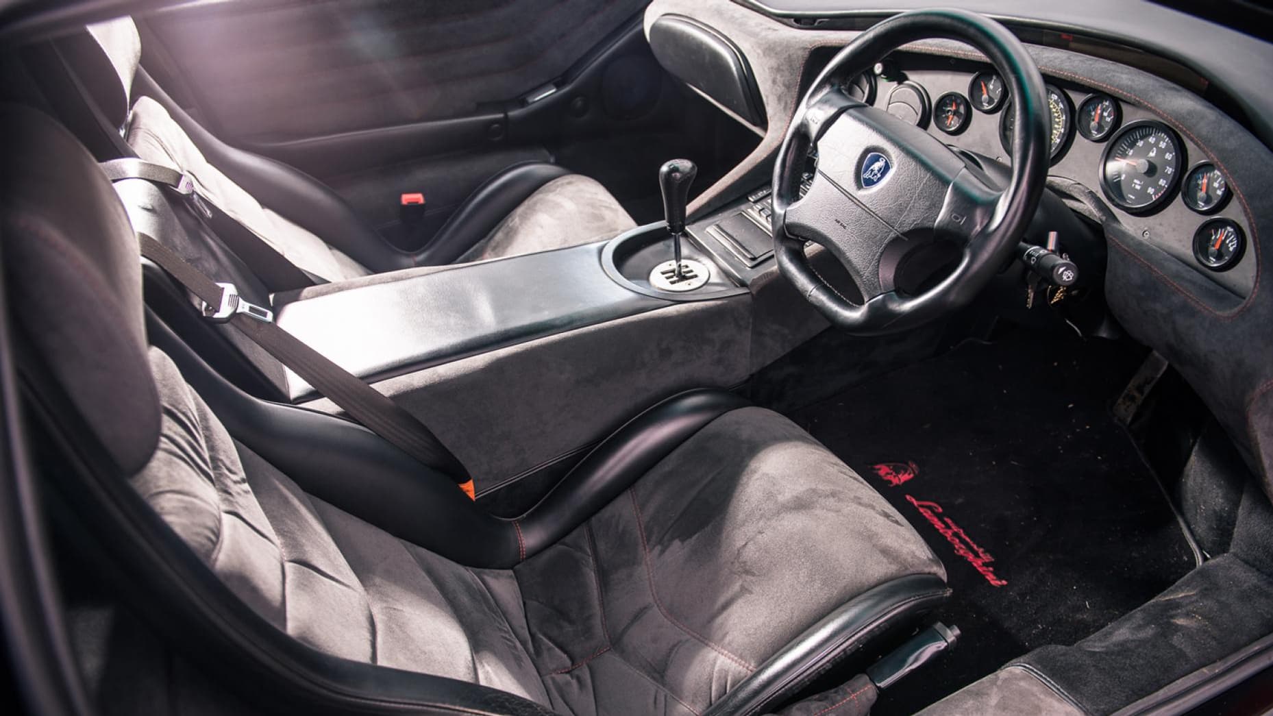 Un intérieur classique de la marque, mais classieux avec ces sièges en cuir Alcantara. Un intérieur classique de la marque, mais classieux avec ces sièges en cuir Alcantara.