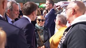 "Ah p**ain, je voudrais que ça aille plus vite aussi !": interrogé sur la lenteur de la réforme des retraites, Emmanuel Macron répond à une dame dans le Jura