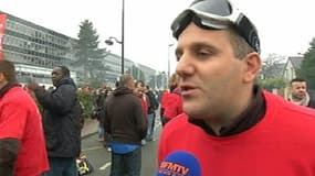 Un salarié de Goodyear manifestant devant le siège de l'usine de pneus, contre la fermeture du site Amiens-Nord.