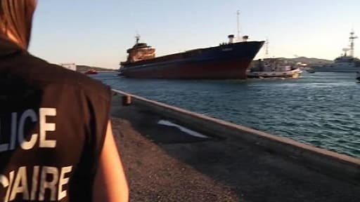 Le cargo transportant la drogue, partiellement incendié, a été acheminé à Toulon et confié aux enquêteurs de la police judiciaire.