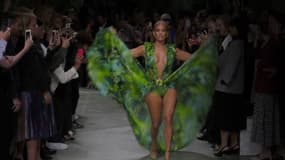 Défilé Versace: Jennifer Lopez ressort sa robe iconique, à l'origine de la création de Google Images