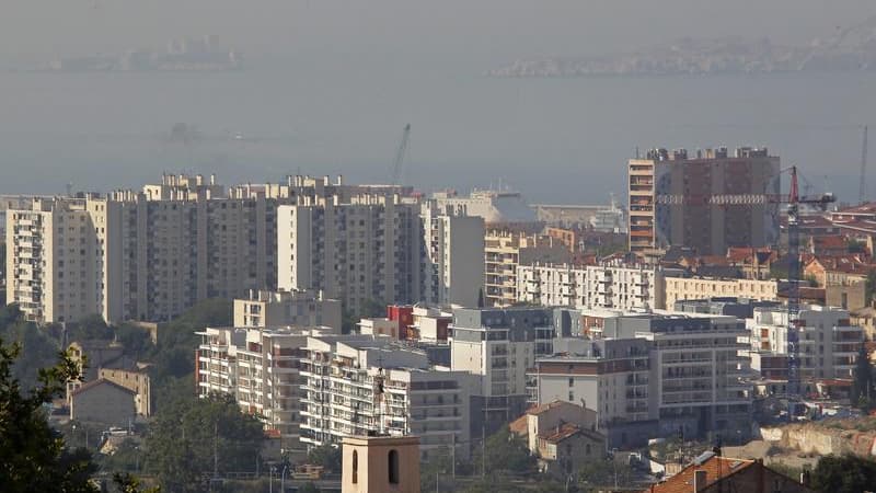 Les prix de l'immobilier résidentiel devraient baisser de 5% cette année en France et à nouveau de 5% l'an prochain, selon les prévisions des économistes de l'agence de notation Standard & Poor's. /Photo d'archives/REUTERS/Jean-Paul Pélissier