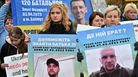 Des manifestants brandissent des portraits de prisonniers de guerre et de militaires ukrainiens portés disparus lors d'un rassemblement à Kiev, en Ukraine, le 16 octobre 2023.