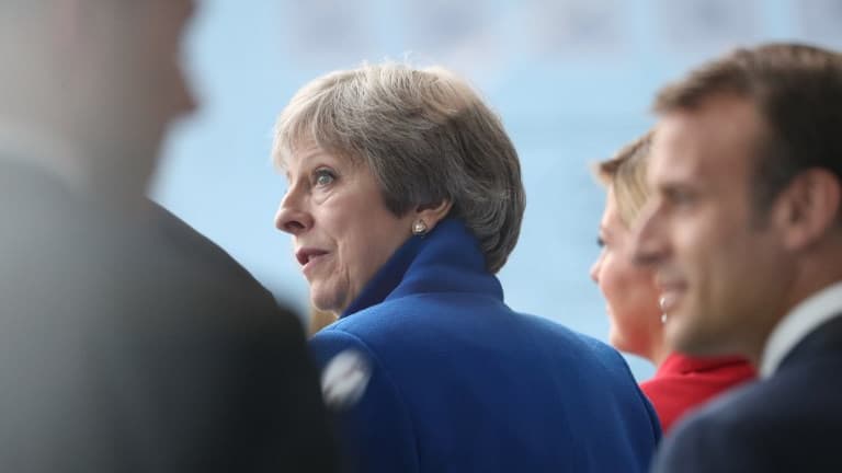 Après une réunion de travail, Theresa May et son époux Philip seront invités à un dîner privé par le couple Macron.
