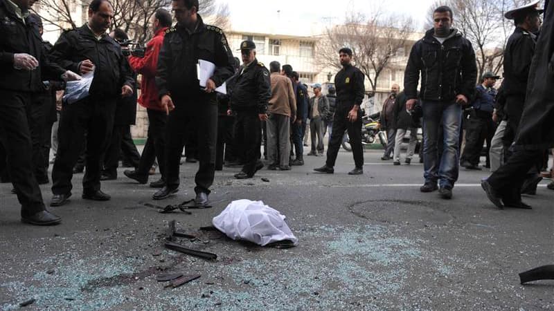 Des policiers sur les lieux d'un attentat à Téhéran. Un spécialiste iranien du nucléaire a été tué mercredi par l'explosion d'une bombe placée sur sa voiture dans le nord de la capitale iranienne, a déclaré le gouverneur adjoint de la capitale iranienne,
