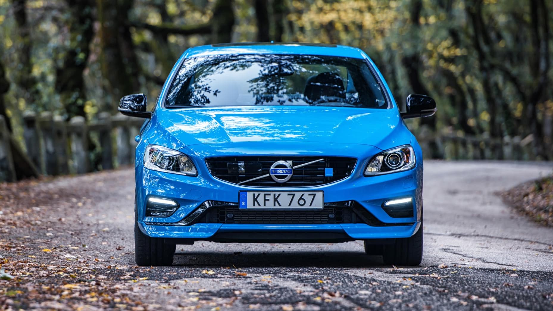 Bleu rebelle, voici le nom donné par Volvo à la robe bleue utilisée pour le lancement de la V60 Polestar, et ça lui va bien.
