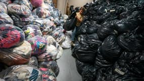 Saturées, les récupérateurs de textiles ne peuvent plus récupérer les vêtement déposés dans les bennes. 