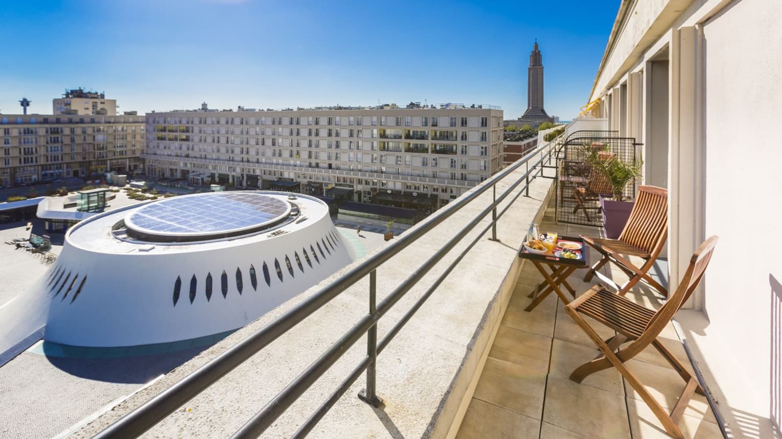 Les terrasses des chambres de l’Art Hotel offrent une vue incroyable sur le Volcan d’Oscar Niemeyer