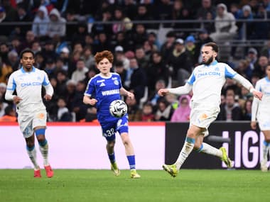 Le joueur de Strasbourg Valentin Barco et l'attaquant de l'OM Amine Gouiri, 14 février 2026