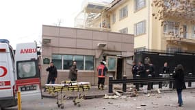 L'ambassadeur américain a déclaré qu'un employé turc de son ambassade avait été tué dans cette explosion.