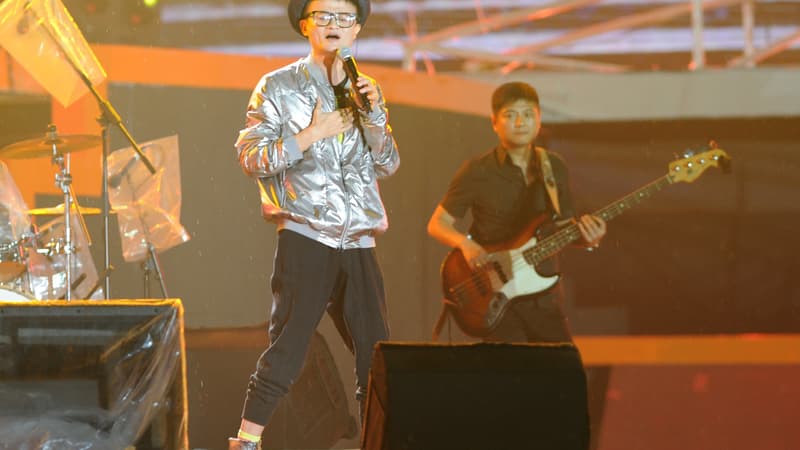Jack Ma n'hésite pas à se grimer, et à chanter devant ses salariés, ici en rock star pour célébrer les 10 ans d'Alibaba. 