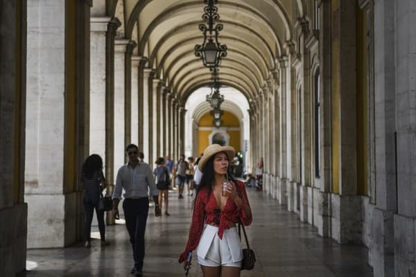 Une femme se promène dans les arcades ombragées de Lisbonne au Portugal, où la caleur a atteint des records ces derniers jours. Une femme se promène dans les arcades ombragées de Lisbonne au Portugal, où la caleur a atteint des records ces derniers jours.