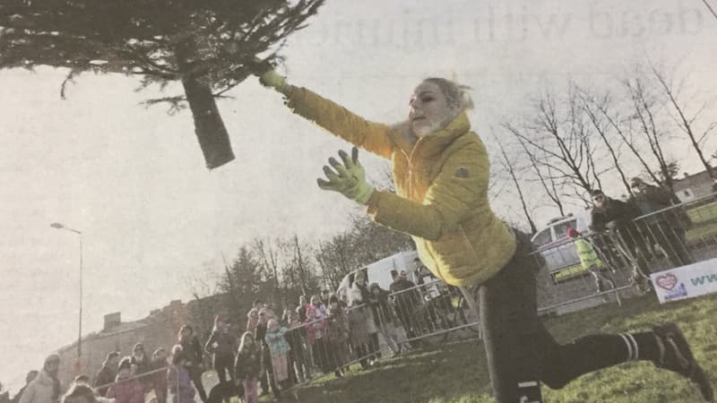 Photo d'un extrait de journal où apparaît Kamila Grabska lors du concours de lancer de sapin de Noël, publié sur X (ex-Twitter) le 8 janvier 2018. 