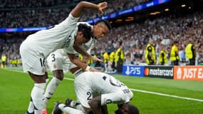 Endrick et Eder Militao frappent Antonio Rüdiger pour fêter son but lors de la victoire du Real Madrid face à Stuttgart (3-1), le 17 septembre 2024