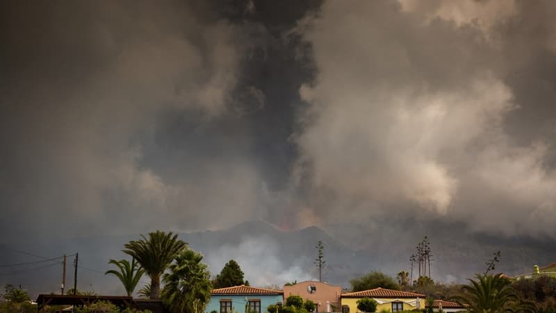 Une colonne de fumée provoquée par l'éruption du volcan Cumbre Vieja ce vendredi aux Canaries.