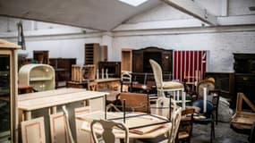 Des meubles dans un magasin Emmaüs, le 20 avril 2020 à Ivry-sur-Seine (Val-de-Marne).