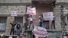 Manifestation dans la ville portuaire de Banias, en Syrie. Les forces de sécurité ont ouvert le feu vendredi en Syrie sur plusieurs manifestations d'opposition à travers le pays, malgré la décision du président Bachar al Assad de lever l'état d'urgence. /