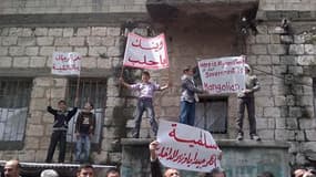 Manifestation dans la ville portuaire de Banias, en Syrie. Les forces de sécurité ont ouvert le feu vendredi en Syrie sur plusieurs manifestations d'opposition à travers le pays, malgré la décision du président Bachar al Assad de lever l'état d'urgence. /