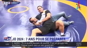 Aïe, notre reporter s'essaye à une démonstration de lutte avec un médaillé olympique français...