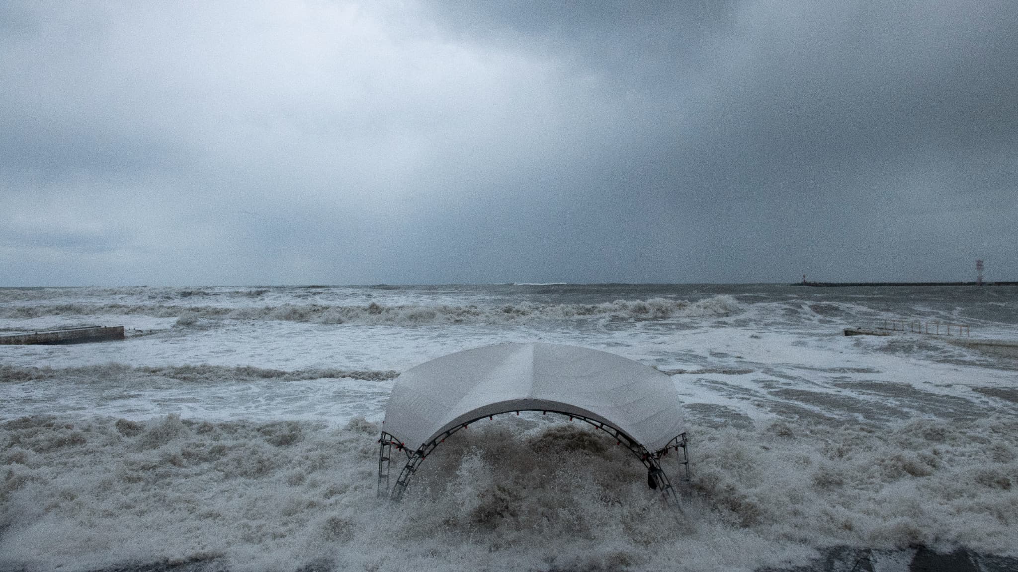 Des vagues se heurtent à un front de mer dans la station balnéaire de Sochi, sur la mer Noire, lors d'une tempête, le 27 novembre 2023.