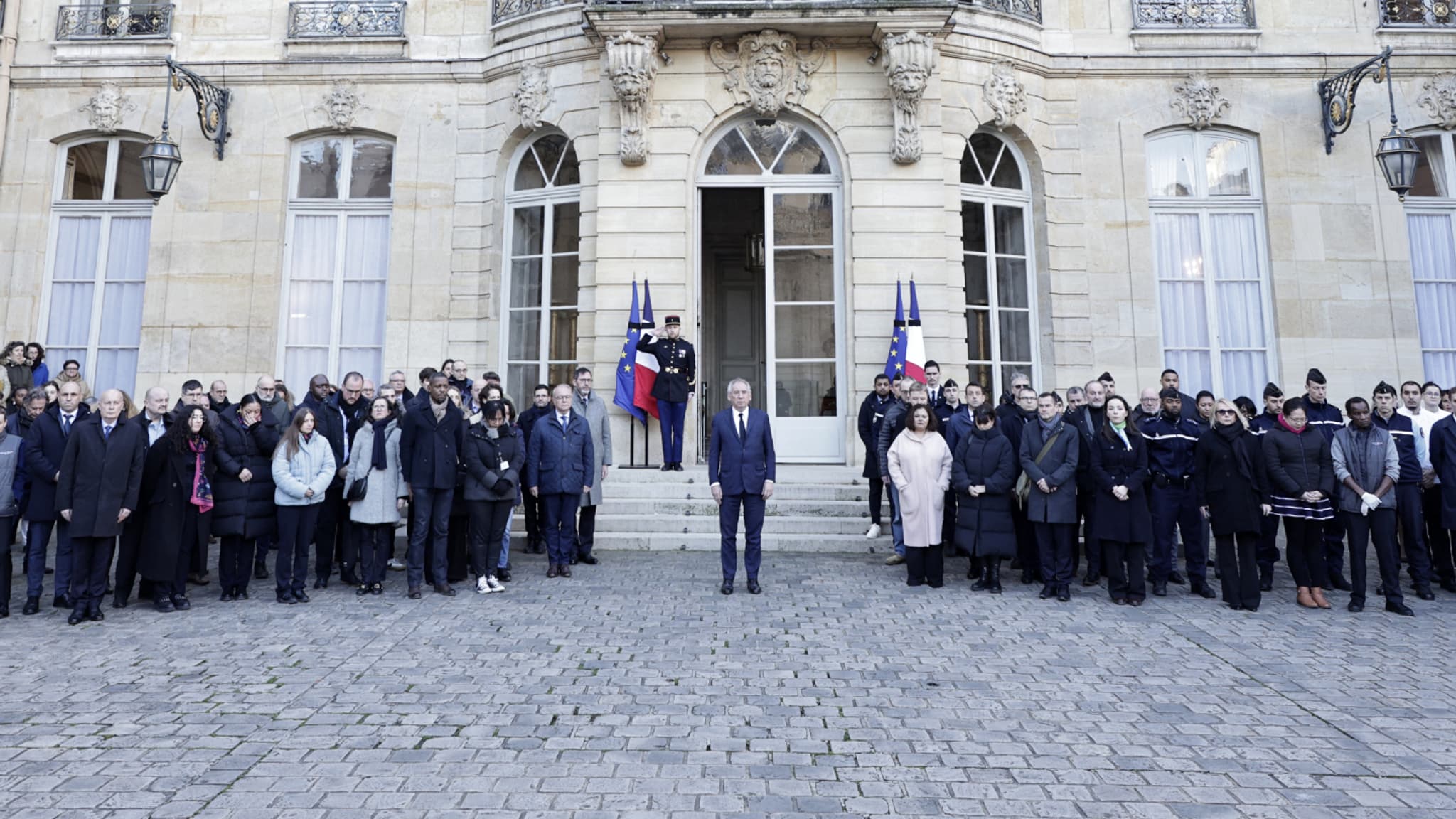 Une minute de silence observée à Matignon, le 23 décembre 2024, lors de la journée de deuil national en hommage des victimes du cyclone qui a dévasté Mayotte