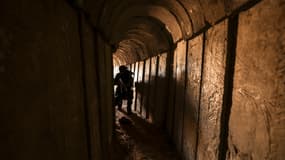 Un membre du Jihad islamique palestinien dans un tunnel de la bande de Gaza, le 17 avril 2022, lors d'une tournée organisée pour des médias.