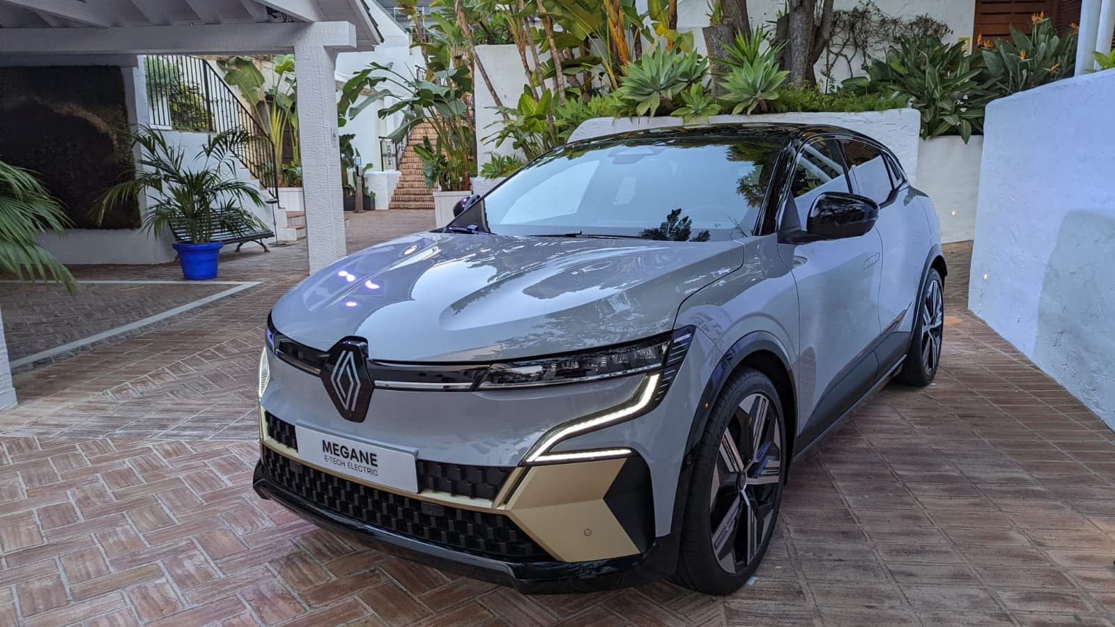 Les tarifs de la Mégane débutent à partir de 35.200 euros (sans bonus). Les tarifs de la Mégane débutent à partir de 35.200 euros (sans bonus).